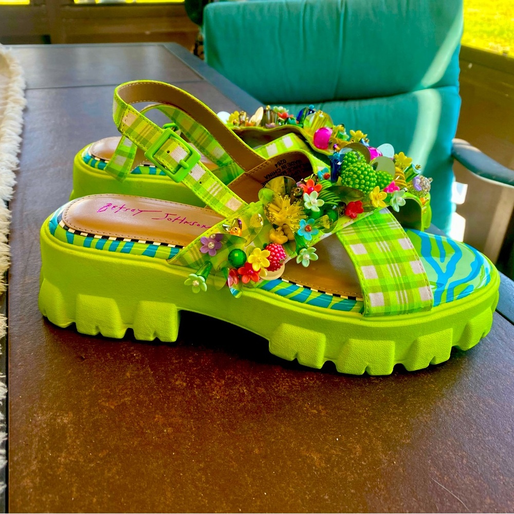 Betsy Johnson WOMEN'S FRANKEE BEADED EMBELLISHED PLATFORM SANDAL 7 1/2